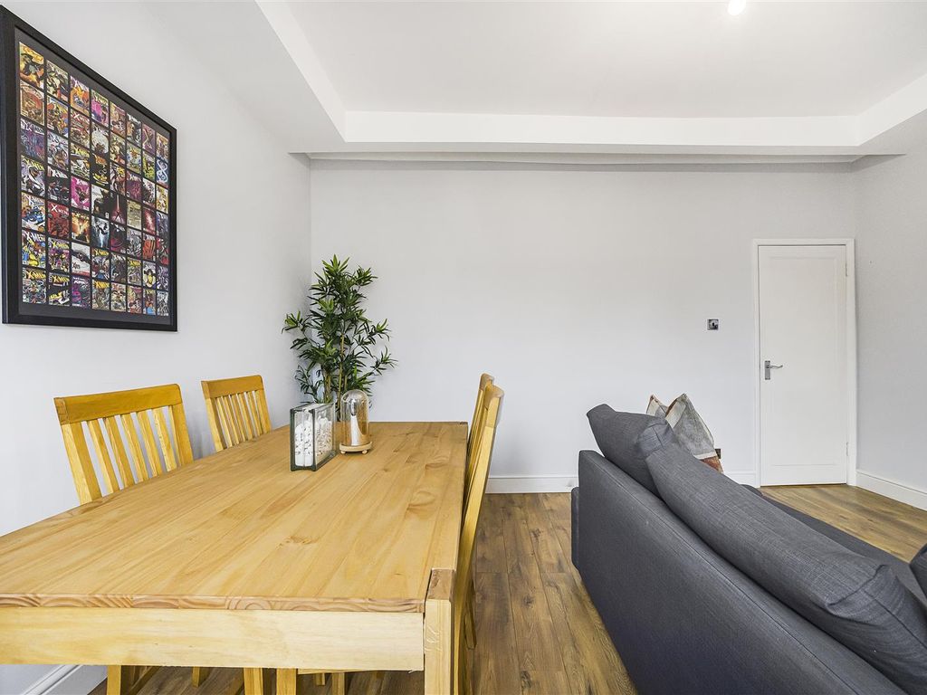 2 bed flat for sale in Lower Clapton Road, London E5, £425,000
