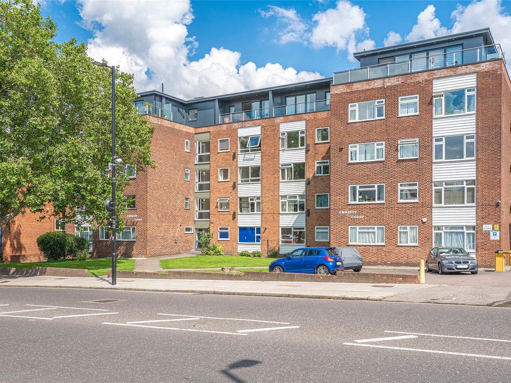 2 bed flat for sale in Embassy Court, Bounds Green Road, London N11, £365,000
