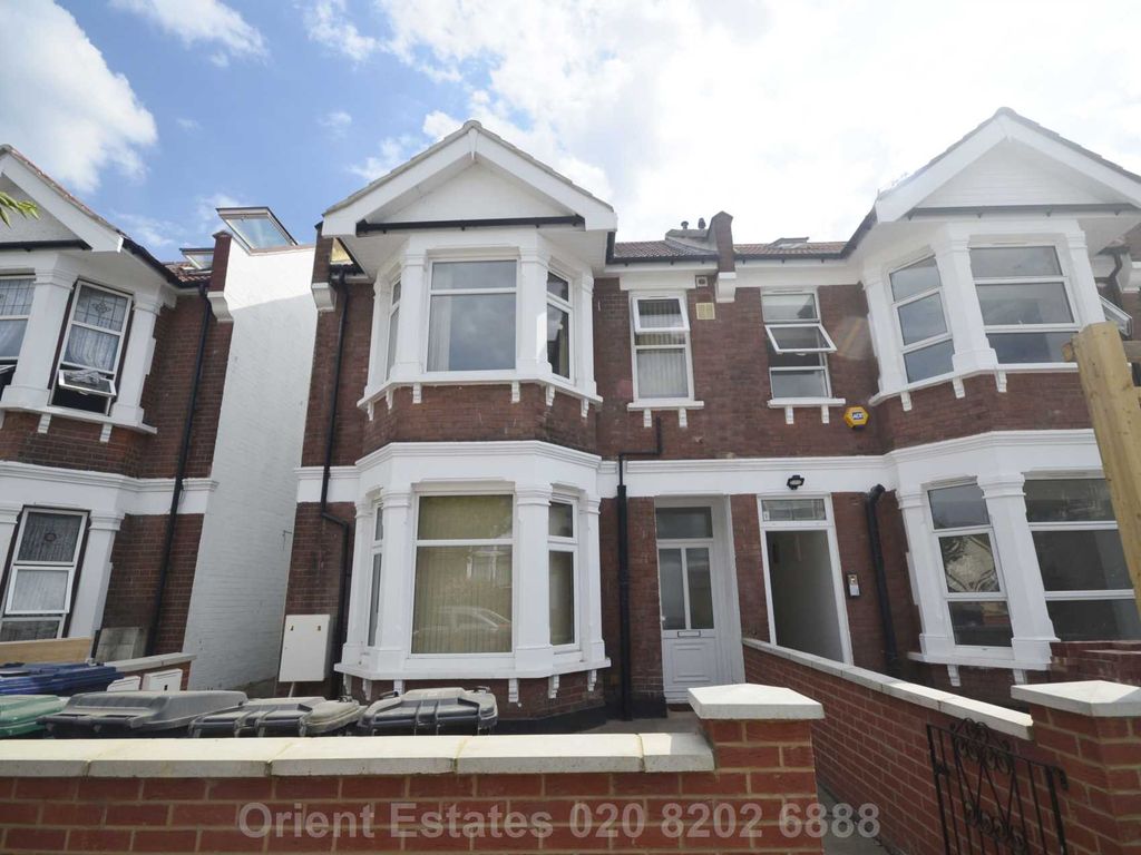 3 bed flat for sale in Park Road, London NW4, £560,000