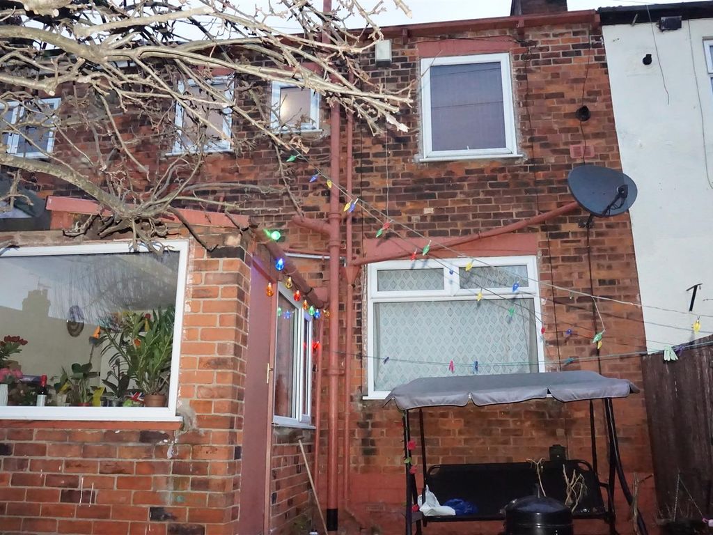 4 bed property for sale in Clough Road, Hull HU5, £125,000