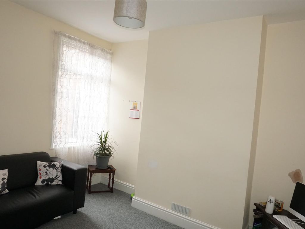 4 bed property for sale in Clough Road, Hull HU5, £125,000