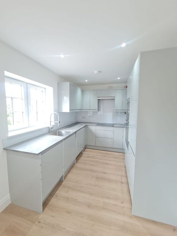 2 bed flat to rent in Sherlock Close, Mitcham SW16, £1,800 pcm