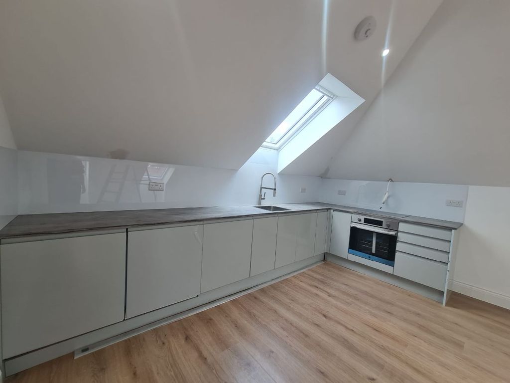 1 bed flat to rent in Sherlock Close, Mitcham SW16, £1,500 pcm