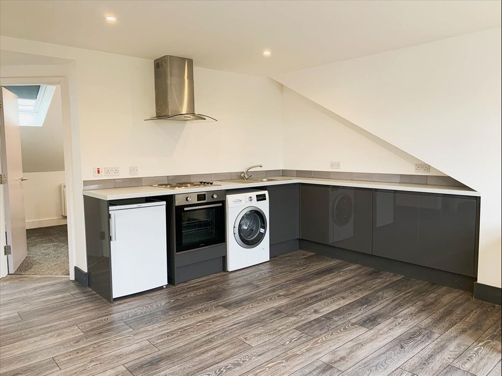 2 bed flat to rent in Horn Lane, Acton W3, £1,850 pcm