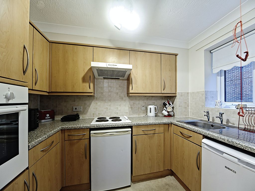 1 bed flat for sale in Foxley Lane, Purley CR8, £140,000