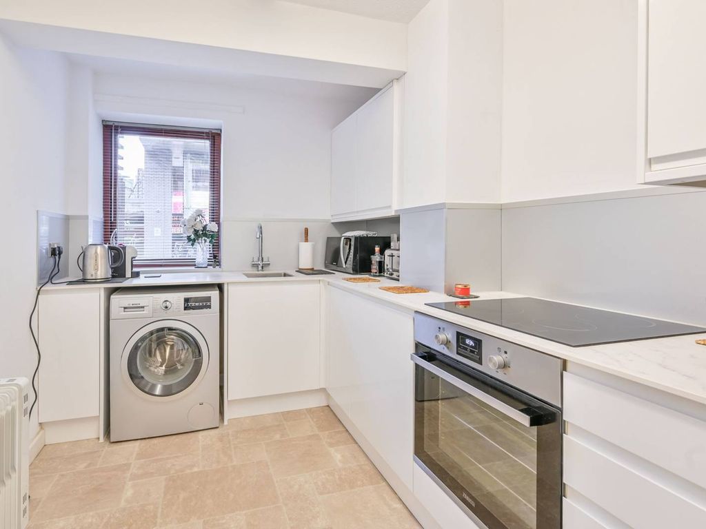 1 bed flat for sale in Royal Mint Street, Tower Hamlets, London E1, £400,000