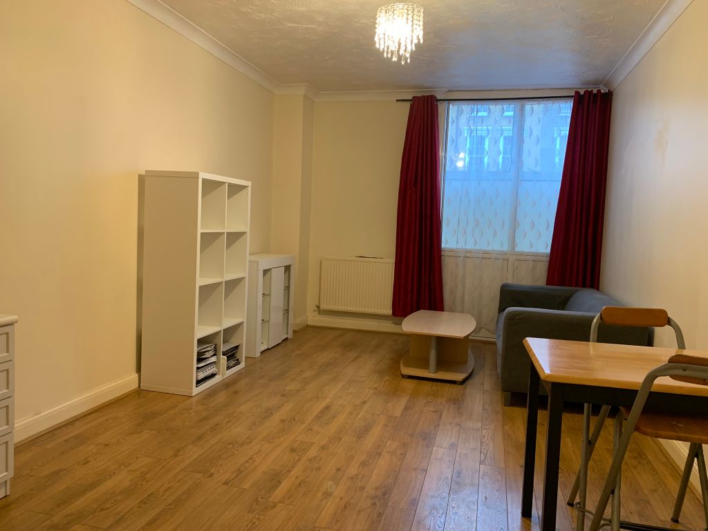 1 bed flat to rent in Commercial Road, London E14, £1,517 pcm