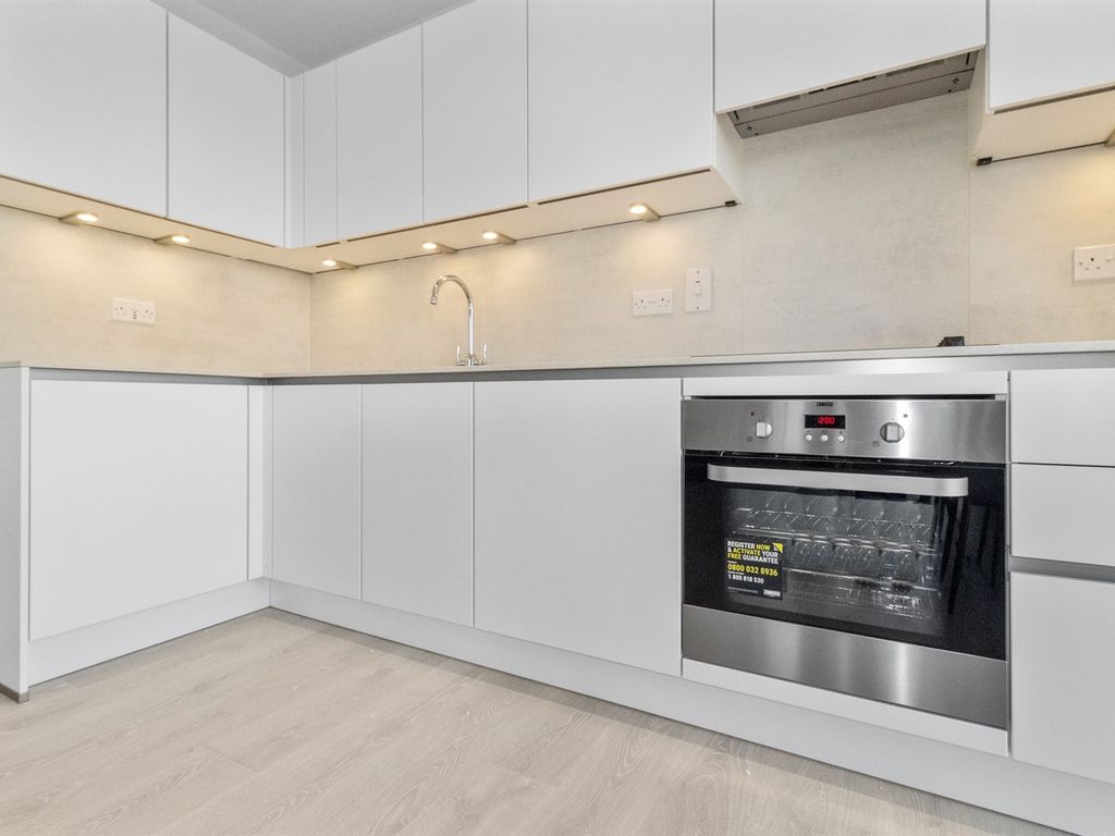 2 bed flat to rent in East Acton Lane, London W3, £2,500 pcm