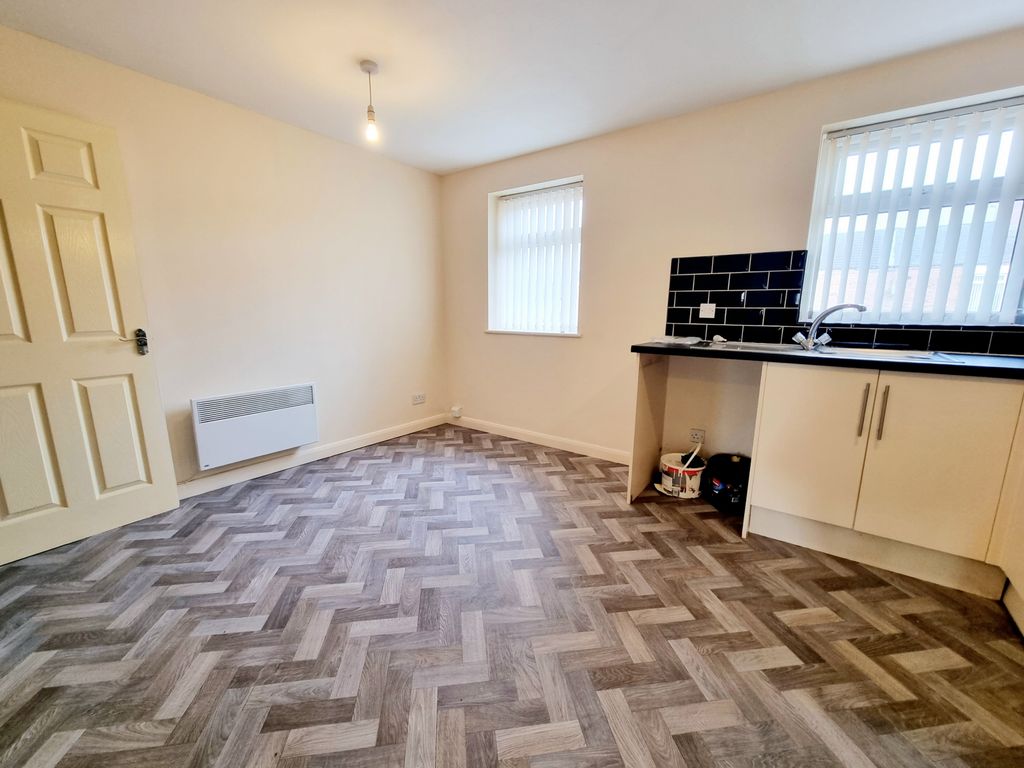 2 bed flat to rent in Junction Lane, St. Helens WA9, £700 pcm