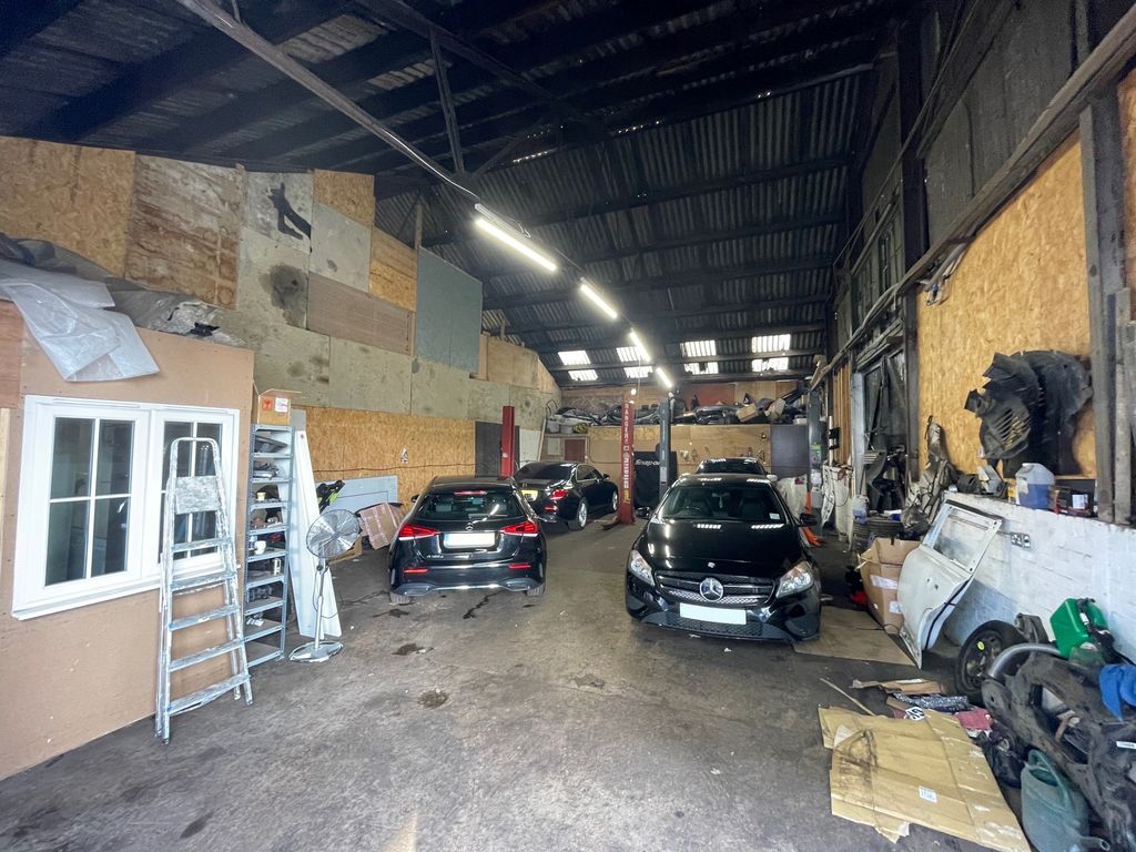 Warehouse to let in NW10, £42,000 pa