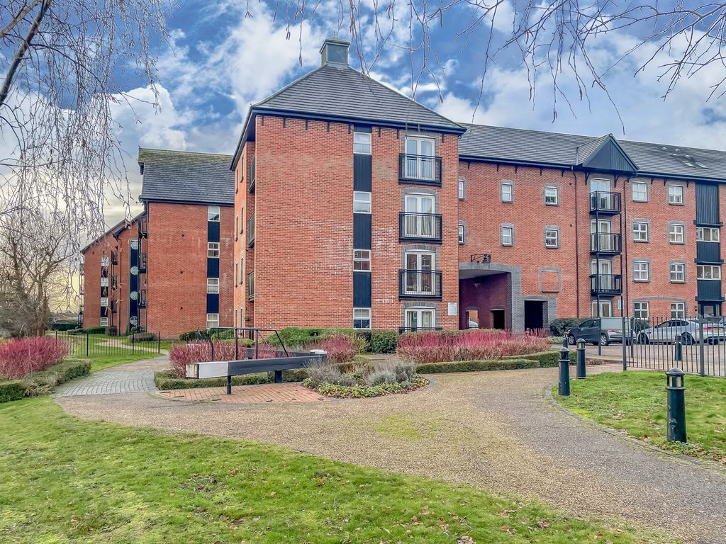 2 bed flat for sale in West Dock, The Wharf, Leighton Buzzard, Bedfordshire LU7, £220,000