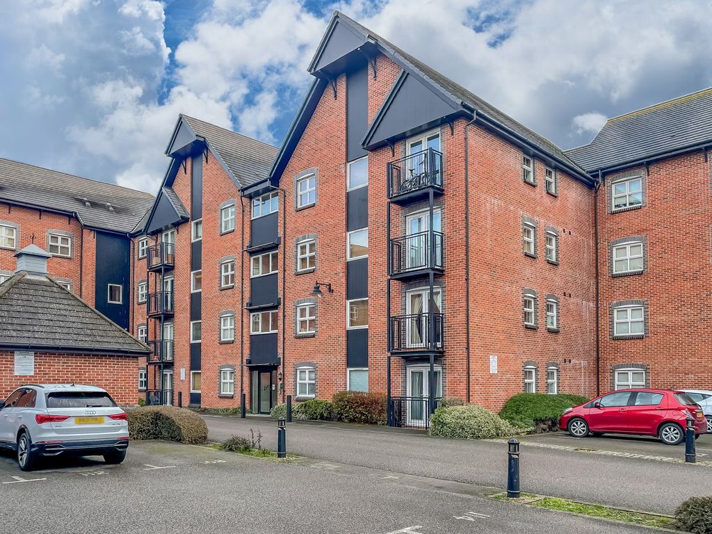2 bed flat for sale in West Dock, The Wharf, Leighton Buzzard, Bedfordshire LU7, £220,000