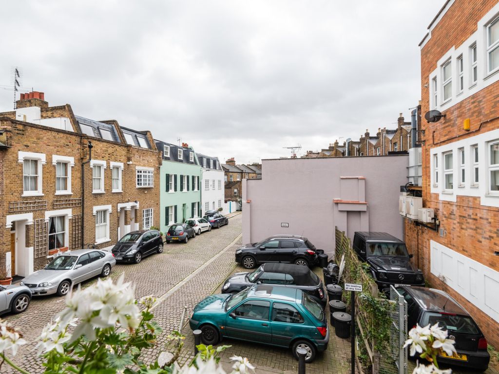 2 bed mews house to rent in Laurence Mews, London W12, £3,098 pcm