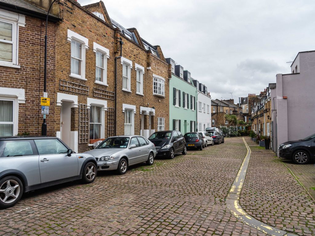 2 bed mews house to rent in Laurence Mews, London W12, £3,098 pcm
