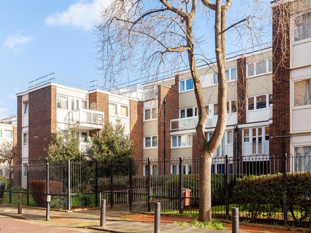 3 bed flat for sale in Gales Gardens, London E2, £500,000