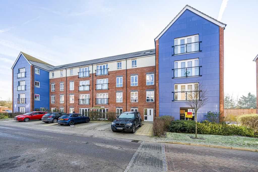 2 bed flat for sale in Langley, Berkshire SL3, £260,000