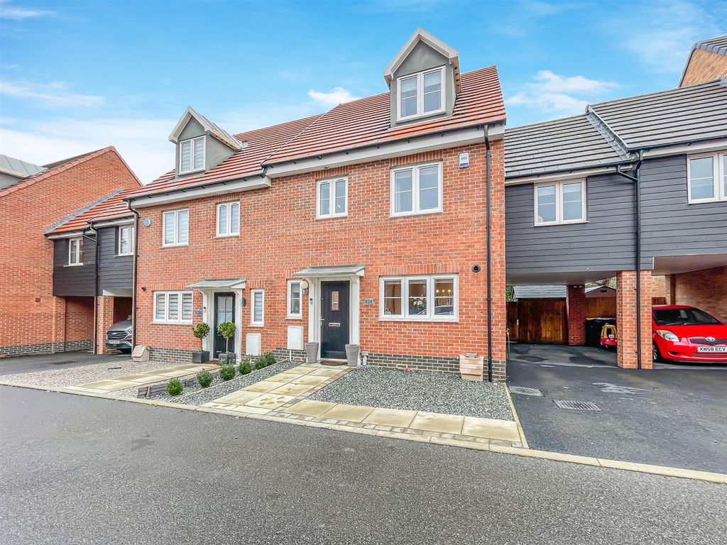 5 bed semi-detached house for sale in Pond Chase, Hockley SS5, £480,000