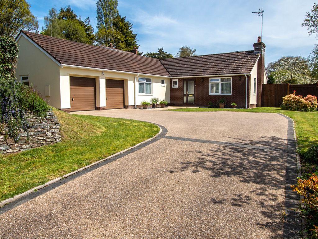 3 bed bungalow for sale in Potters Close, West Hill, Ottery St. Mary EX11, £680,000