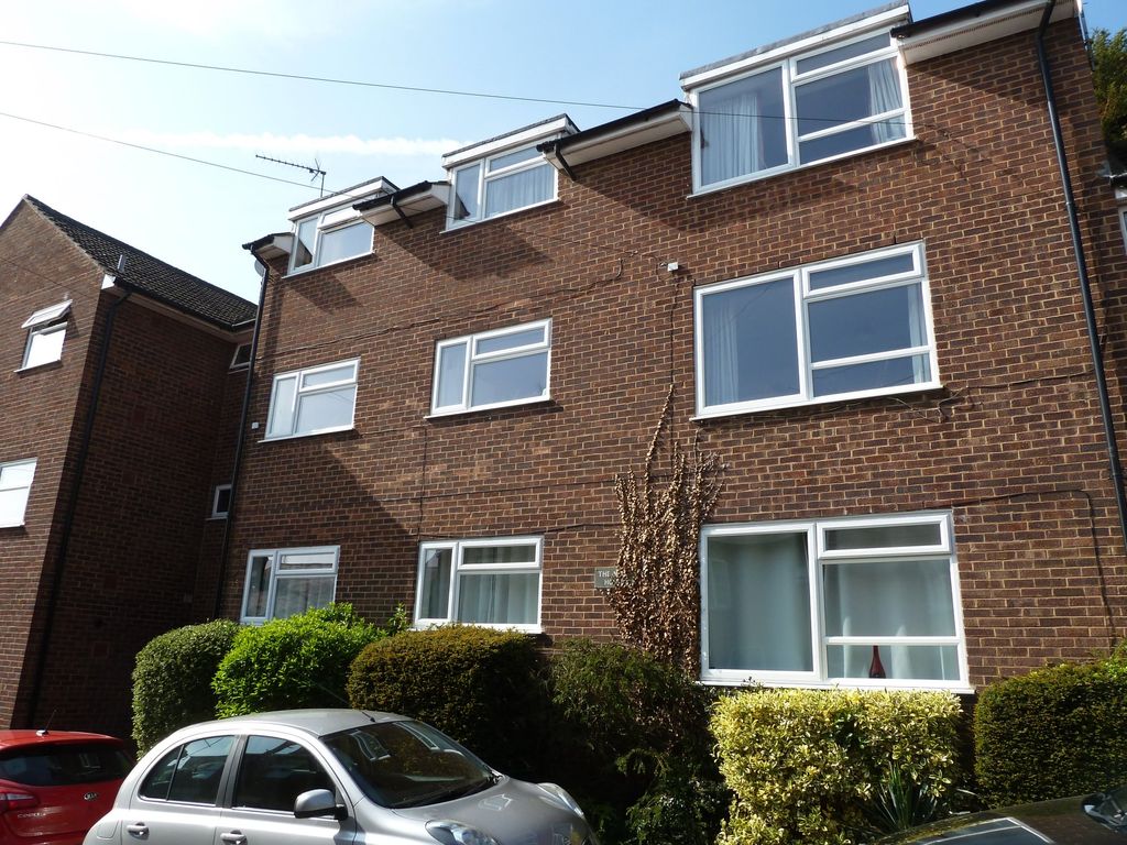 2 bed flat to rent in The Moat House, Elm Street, Buckingham MK18, £900 pcm