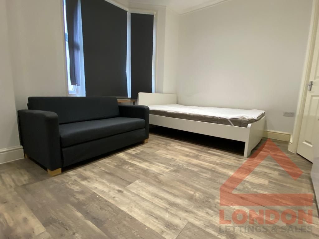 Studio to rent in Oval Road, Addiscombe, Croydon CR0, £1,050 pcm