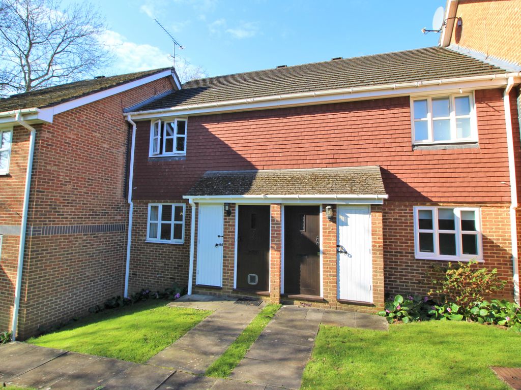 1 bed flat to rent in Heather Close, Guildford GU2, £1,300 pcm