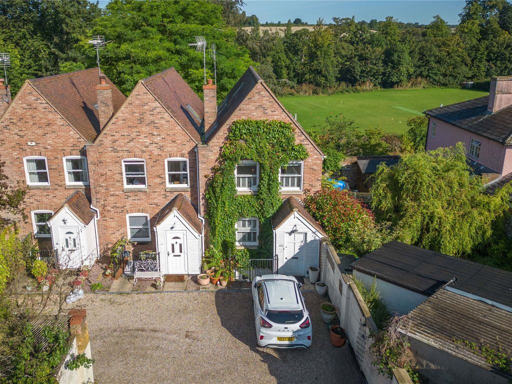 3 bed end terrace house for sale in Castle Street, Saffron Walden CB10, £550,000