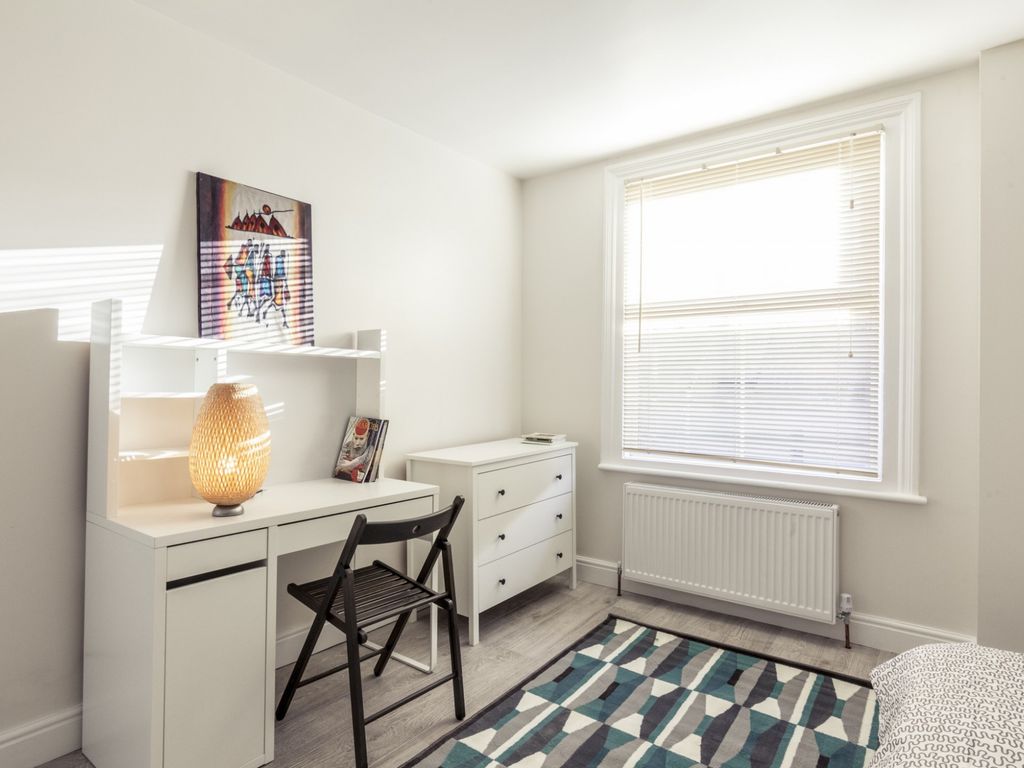 Studio to rent in Blakesley Avenue, London W5, £1,200 pcm