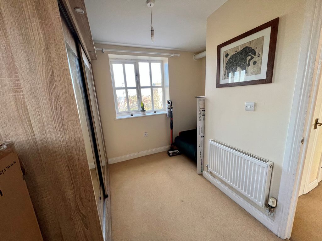2 bed flat to rent in Knaresborough Court, Bletchley, Milton Keynes MK3, £1,075 pcm
