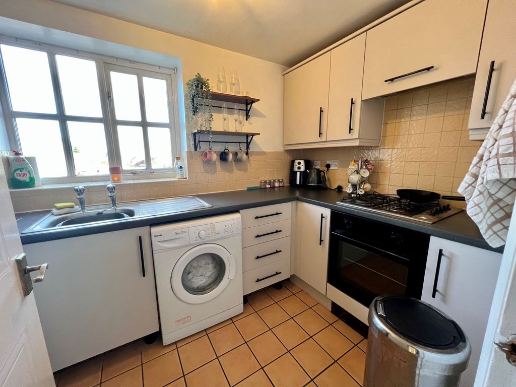 2 bed flat to rent in Knaresborough Court, Bletchley, Milton Keynes MK3, £1,075 pcm