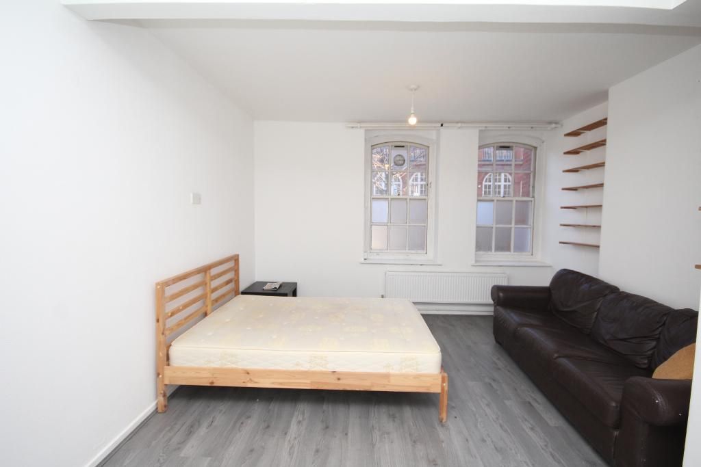 3 bed flat to rent in Club Row, Shoreditch, London E2, £2,600 pcm