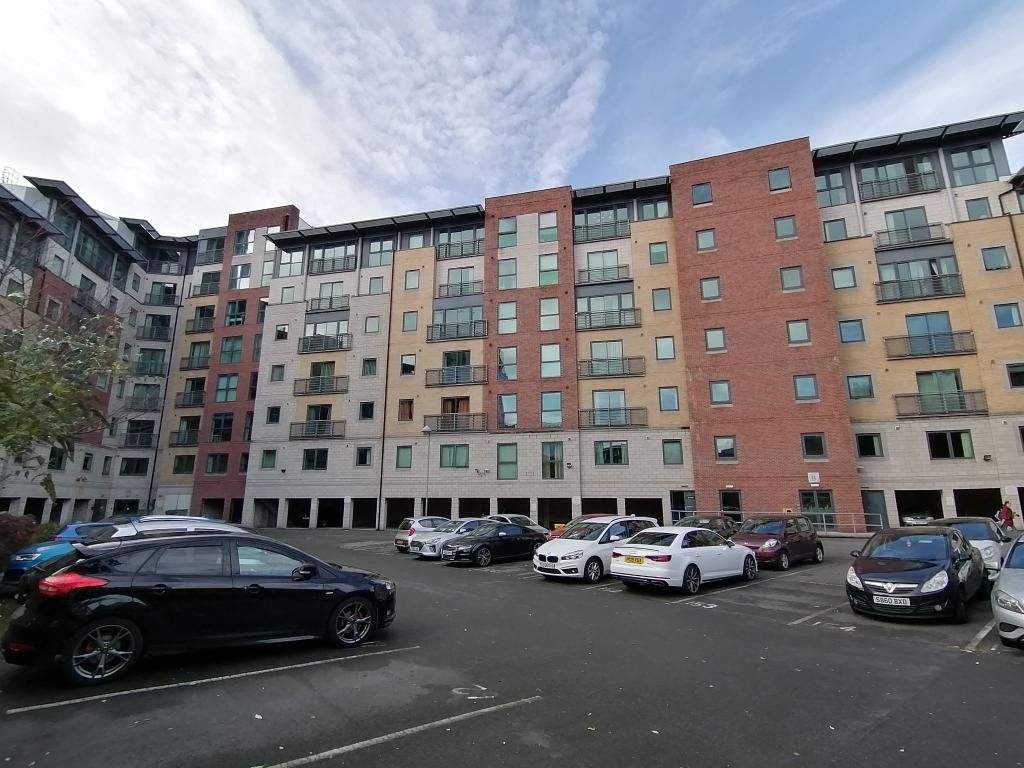 2 bed flat to rent in City Point 2, Chapel Street, Salford M3, £1,200 pcm