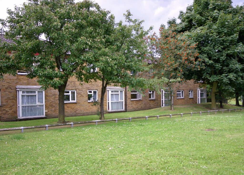 2 bed flat for sale in Spear Close, Luton LU3, £165,000