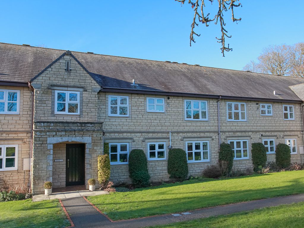 3 bed flat for sale in Shepard Way, Chipping Norton OX7, £340,000