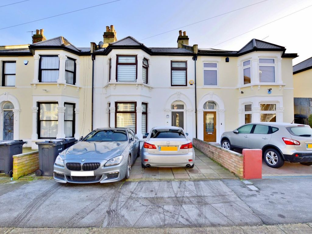 4 bed property for sale in Pembroke Road, Ilford IG3, £640,000