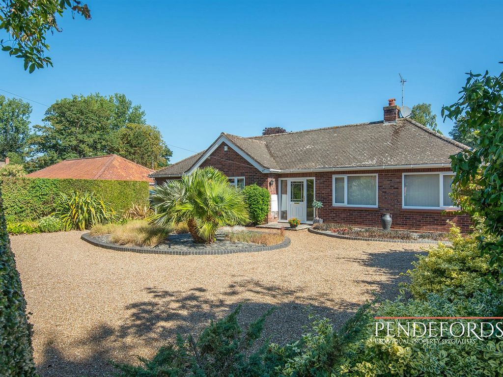 4 bed detached bungalow for sale in Westbourne Road, Coltishall NR12, £585,000