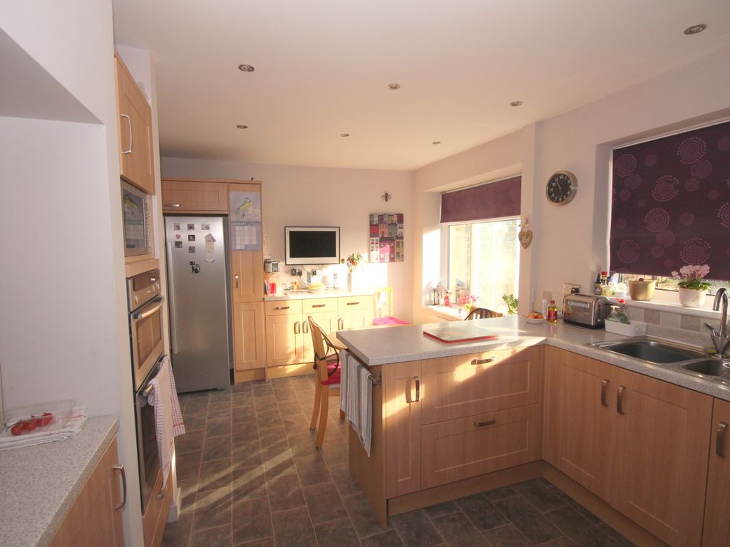 3 bed bungalow for sale in Angus Close, Horsham RH12, £700,000