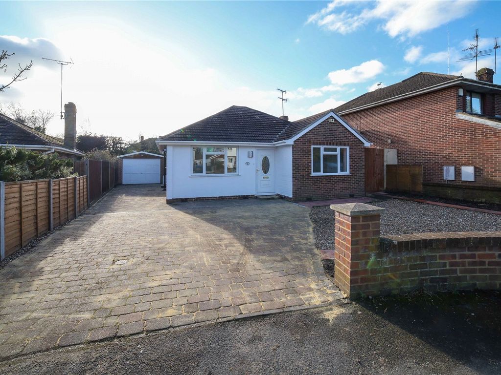 3 bed bungalow to rent in Stanton Close, Earley, Reading, Berkshire RG6, £1,850 pcm