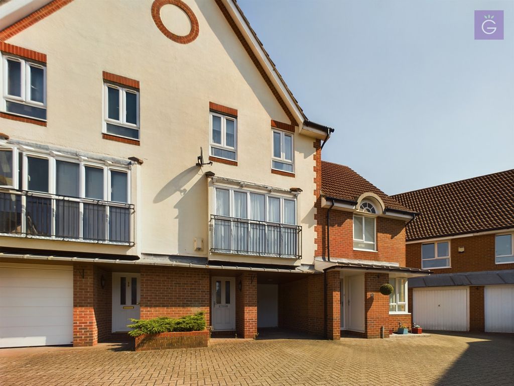 3 bed town house for sale in Hartigan Place, Woodley RG5, £400,000