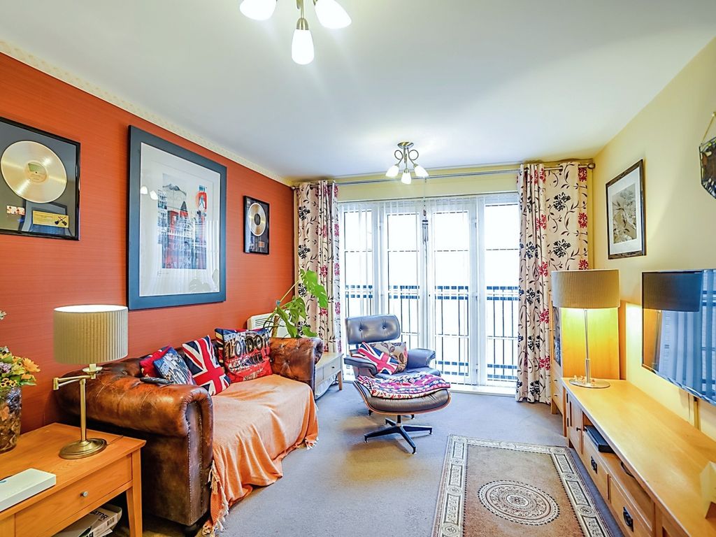 2 bed flat for sale in Lake Street, Leighton Buzzard LU7, £185,000