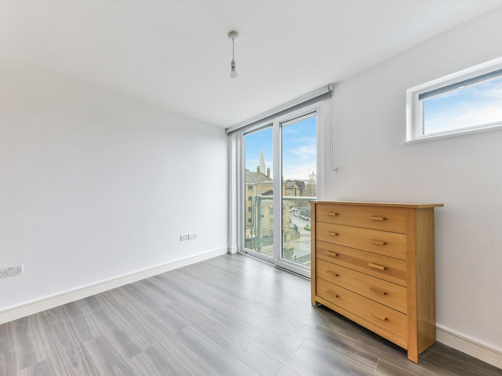 2 bed flat for sale in Waterside Building, West Wapping E1W, £900,000