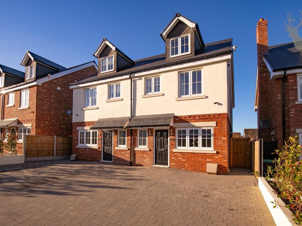 New home, 3 bed property for sale in Oak Hill Road, Stapleford Abbotts, Romford RM4, £575,000