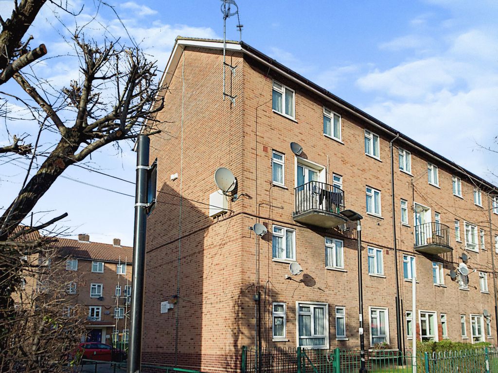 4 bed flat for sale in Thornhill Gardens, Leyton E10, £400,000