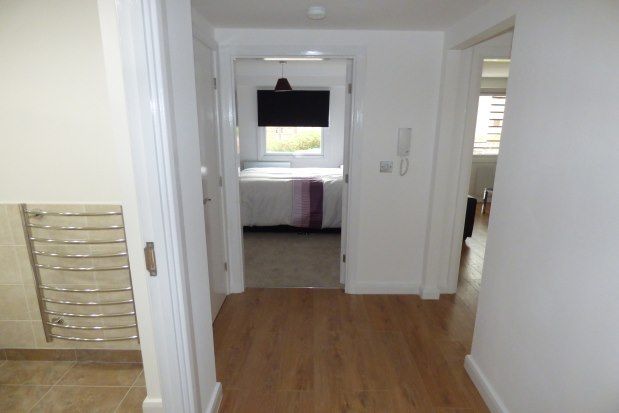2 bed flat to rent in North Crescent, Leeds LS2, £1,100 pcm