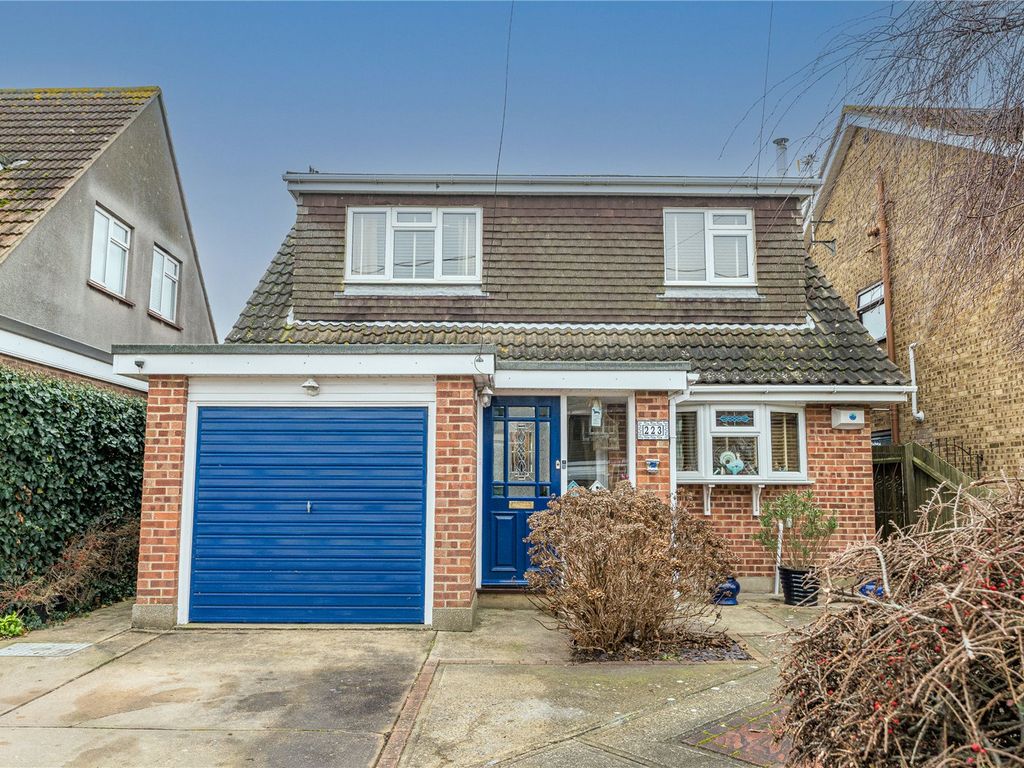 3 bed detached house for sale in Little Wakering Road, Little Wakering, Essex SS3, £425,000