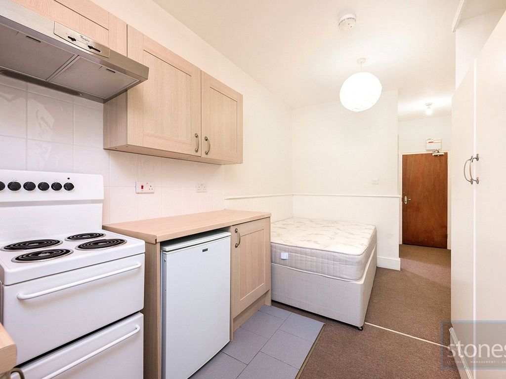 Studio to rent in Belsize Avenue, London NW3, £1,250 pcm