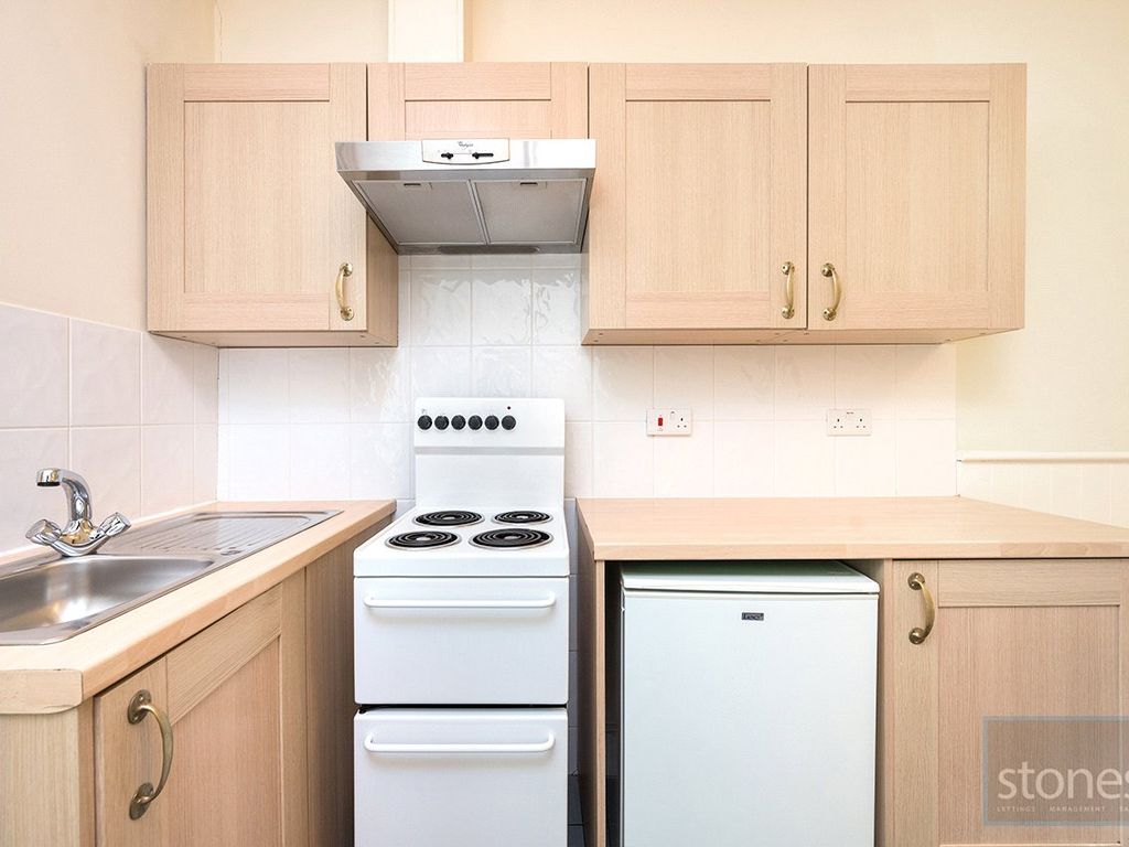 Studio to rent in Belsize Avenue, London NW3, £1,250 pcm