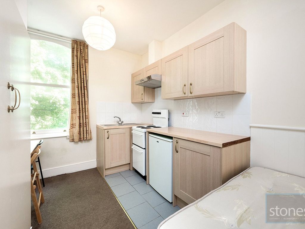 Studio to rent in Belsize Avenue, London NW3, £1,250 pcm