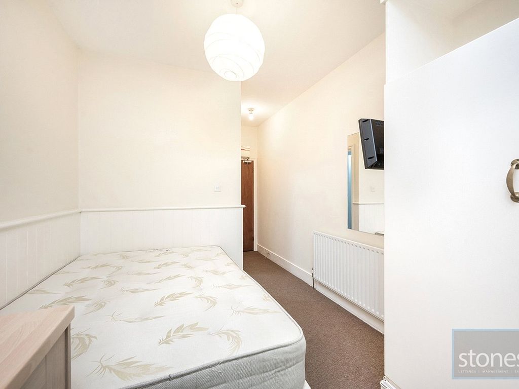 Studio to rent in Belsize Avenue, London NW3, £1,250 pcm