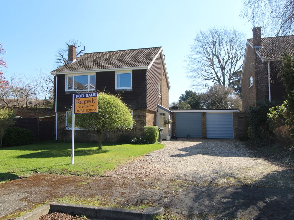 4 bed detached house for sale in Birch Close, Broom SG18, £550,000