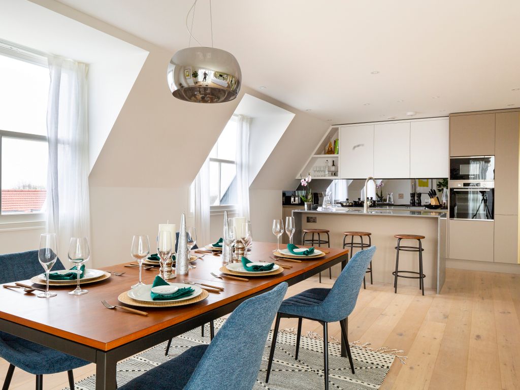 2 bed flat for sale in High Road, London N20, £675,000